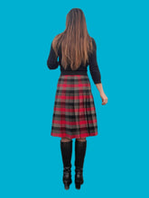 Charger l'image dans la galerie, Jupe vintage Charline - Carreaux gris, rouges et noirs pure laine vierge. Taille S, 36, 38. Made in France.