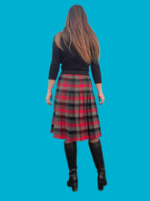 Charger l'image dans la galerie, Jupe vintage Charline - Carreaux gris, rouges et noirs pure laine vierge. Taille S, 36, 38. Made in France.