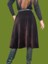Charger l'image dans la galerie, Jupe vintage Marjorie - Velours marron. Taille XS, 34, 36. Guy Laroche. Made in France.