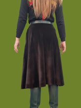 Charger l'image dans la galerie, Jupe vintage Marjorie - Velours marron. Taille XS, 34, 36. Guy Laroche. Made in France.
