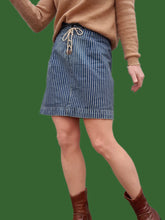 Charger l'image dans la galerie, Jupe "Seconde" Renée - En jean rayée à lacet. Taille L, 40, 42. Ralph Lauren. Made in China.