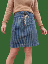 Charger l'image dans la galerie, Jupe "Seconde" Renée - En jean rayée à lacet. Taille L, 40, 42. Ralph Lauren. Made in China.