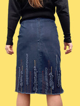 Charger l'image dans la galerie, Jupe en jean "Seconde" Elsa - Denim à frange. Fendue. Taille L, 40, 42. Trusardi Jeans. Made in Italy.