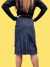 Charger l'image dans la galerie, Jupe en jean "Seconde" Elsa - Denim à frange. Fendue. Taille L, 40, 42. Trusardi Jeans. Made in Italy.