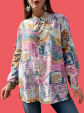 Charger l'image dans la galerie, Chemisier vintage Marilyn - Imprimé bariolé et écritures Romaines. Taille XL, 42, 44