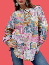 Charger l'image dans la galerie, Chemisier vintage Marilyn - Imprimé bariolé et écritures Romaines. Taille XL, 42, 44