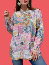 Charger l'image dans la galerie, Chemisier vintage Marilyn - Imprimé bariolé et écritures Romaines. Taille XL, 42, 44