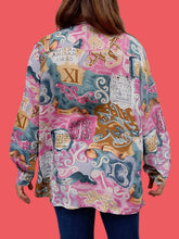 Charger l'image dans la galerie, Chemisier vintage Marilyn - Imprimé bariolé et écritures Romaines. Taille XL, 42, 44