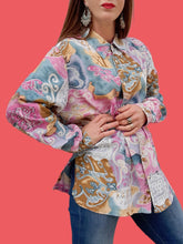 Charger l'image dans la galerie, Chemisier vintage Marilyn - Imprimé bariolé et écritures Romaines. Taille XL, 42, 44