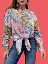Charger l'image dans la galerie, Chemisier vintage Marilyn - Imprimé bariolé et écritures Romaines. Taille XL, 42, 44