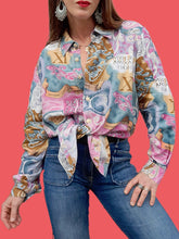 Charger l'image dans la galerie, Chemisier vintage Marilyn - Imprimé bariolé et écritures Romaines. Taille XL, 42, 44
