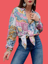 Charger l'image dans la galerie, Chemisier vintage Marilyn - Imprimé bariolé et écritures Romaines. Taille XL, 42, 44