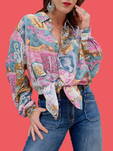 Charger l'image dans la galerie, Chemisier vintage Marilyn - Imprimé bariolé et écritures Romaines. Taille XL, 42, 44