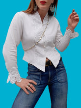 Charger l'image dans la galerie, Chemisier vintage Esmée - Avec dentelle ajourée. Taille XS, 34, 36. Enara Camice. Made in Italy.