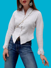 Charger l'image dans la galerie, Chemisier vintage Esmée - Avec dentelle ajourée. Taille XS, 34, 36. Enara Camice. Made in Italy.