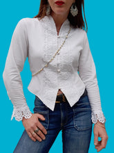 Charger l'image dans la galerie, Chemisier vintage Esmée - Avec dentelle ajourée. Taille XS, 34, 36. Enara Camice. Made in Italy.
