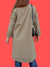 Charger l'image dans la galerie, Trench-coat vintage Adèle - Vert kaki doublé et fourrure fantaisie. Taille S, 36, 38. JK Viola. Made in France