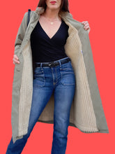 Charger l'image dans la galerie, Trench-coat vintage Adèle - Vert kaki doublé et fourrure fantaisie. Taille S, 36, 38. JK Viola. Made in France