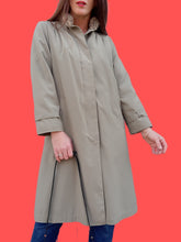 Charger l'image dans la galerie, Trench-coat vintage Adèle - Vert kaki doublé et fourrure fantaisie. Taille S, 36, 38. JK Viola. Made in France