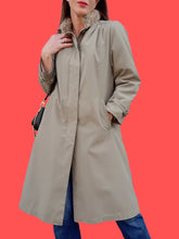 Charger l'image dans la galerie, Trench-coat vintage Adèle - Vert kaki doublé et fourrure fantaisie. Taille S, 36, 38. JK Viola. Made in France