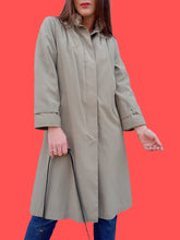 Charger l'image dans la galerie, Trench-coat vintage Adèle - Vert kaki doublé et fourrure fantaisie. Taille S, 36, 38. JK Viola. Made in France