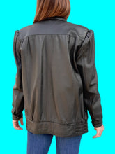 Charger l'image dans la galerie, Veste vintage Gwenn - En cuir d'agneau noir. Clous et fronces. Taille L, 40, 42.