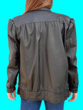 Charger l'image dans la galerie, Veste vintage Gwenn - En cuir d'agneau noir. Clous et fronces. Taille L, 40, 42.