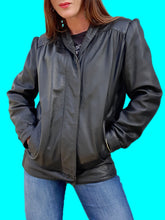 Charger l'image dans la galerie, Veste vintage Gwenn - En cuir d'agneau noir. Clous et fronces. Taille L, 40, 42.