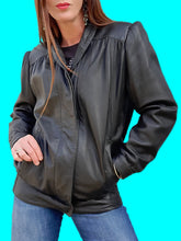 Charger l'image dans la galerie, Veste vintage Gwenn - En cuir d'agneau noir. Clous et fronces. Taille L, 40, 42.