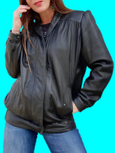 Charger l'image dans la galerie, Veste vintage Gwenn - En cuir d'agneau noir. Clous et fronces. Taille L, 40, 42.