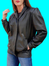 Charger l'image dans la galerie, Veste vintage Gwenn - En cuir d'agneau noir. Clous et fronces. Taille L, 40, 42.