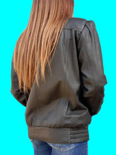 Charger l'image dans la galerie, Veste vintage Gwenn - En cuir d'agneau noir. Clous et fronces. Taille L, 40, 42.