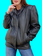 Charger l'image dans la galerie, Veste vintage Gwenn - En cuir d'agneau noir. Clous et fronces. Taille L, 40, 42.
