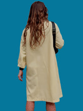 Charger l'image dans la galerie, Trench-coat vintage Jeanne - Jaune clair très légers. Taille M, 38, 40. Cyclone. Made in France.