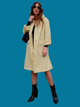 Charger l'image dans la galerie, Trench-coat vintage Jeanne - Jaune clair très légers. Taille M, 38, 40. Cyclone. Made in France.