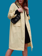Charger l'image dans la galerie, Trench-coat vintage Jeanne - Jaune clair très légers. Taille M, 38, 40. Cyclone. Made in France.