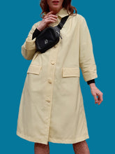 Charger l'image dans la galerie, Trench-coat vintage Jeanne - Jaune clair très légers. Taille M, 38, 40. Cyclone. Made in France.