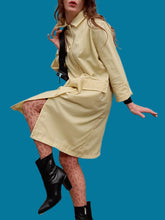 Charger l'image dans la galerie, Trench-coat vintage Jeanne - Jaune clair très légers. Taille M, 38, 40. Cyclone. Made in France.