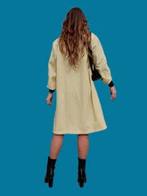 Charger l'image dans la galerie, Trench-coat vintage Jeanne - Jaune clair très légers. Taille M, 38, 40. Cyclone. Made in France.