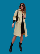 Charger l'image dans la galerie, Trench-coat vintage Jeanne - Jaune clair très légers. Taille M, 38, 40. Cyclone. Made in France.