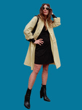 Charger l'image dans la galerie, Trench-coat vintage Jeanne - Jaune clair très légers. Taille M, 38, 40. Cyclone. Made in France.