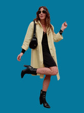 Charger l'image dans la galerie, Trench-coat vintage Jeanne - Jaune clair très légers. Taille M, 38, 40. Cyclone. Made in France.