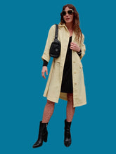Charger l'image dans la galerie, Trench-coat vintage Jeanne - Jaune clair très légers. Taille M, 38, 40. Cyclone. Made in France.