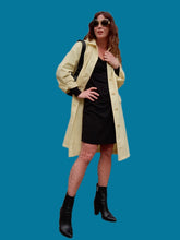 Charger l'image dans la galerie, Trench-coat vintage Jeanne - Jaune clair très légers. Taille M, 38, 40. Cyclone. Made in France.