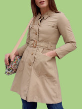 Charger l'image dans la galerie, Trench-coat vintage Justine - Mi-long sable. Taille XS, 34, 36. Clarence Diffusion. Made in France