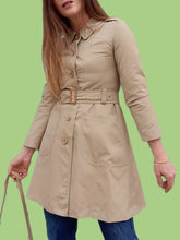 Charger l'image dans la galerie, Trench-coat vintage Justine - Mi-long sable. Taille XS, 34, 36. Clarence Diffusion. Made in France