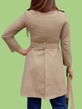 Charger l'image dans la galerie, Trench-coat vintage Justine - Mi-long sable. Taille XS, 34, 36. Clarence Diffusion. Made in France