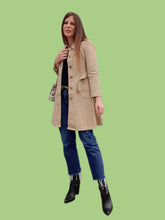 Charger l'image dans la galerie, Trench-coat vintage Justine - Mi-long sable. Taille XS, 34, 36. Clarence Diffusion. Made in France