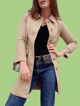 Charger l'image dans la galerie, Trench-coat vintage Justine - Mi-long sable. Taille XS, 34, 36. Clarence Diffusion. Made in France