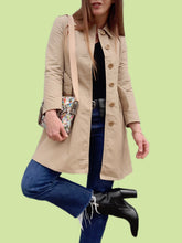 Charger l'image dans la galerie, Trench-coat vintage Justine - Mi-long sable. Taille XS, 34, 36. Clarence Diffusion. Made in France